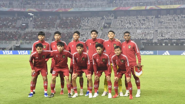 Penjaga gawang Timnas Indonesia Ikram Al Giffari menyelamatkan bola saat menghadapi Timnas Ekuador dalam pertandingan babak penyisihan Grup A Piala Dunia U-17 2023 di Stadion Gelora Bung Tomo, Surabaya, Jawa Timur, Jumat (10/11/2023). ANTARA FOTO/Aditya Pradana Putra/rwa.