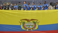 Pesepakbola timnas Ekuador menyanyi lagu kebangsaan sebelum laga Grup A Piala Dunia U-17 2023 melawan timnas Indonesia di Stadion Gelora Bung Tomo, Surabaya, Jawa Timur, Jumat (10/11/2023).  