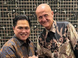 Saat Wasit Killer Pierluigi Collina Pakai Peci dan Batik