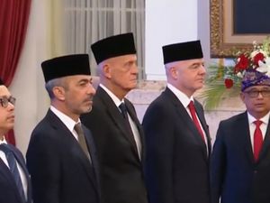 Wasit Legend Pierluigi Collina Pakai Peci Ketemu Jokowi di Istana