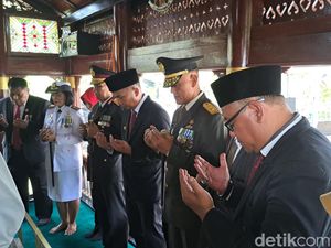 Peringati Hari Pahlawan, Bey Machmudin Datangi Makam Cut Nyak Dhien Peringati Hari Pahlawan, Bey Machmudin Datangi Makam Cut Nyak Dhien