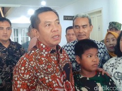Berkah Hari Pahlawan bagi Ramdani Bocah Penjual Peyek di Karawang