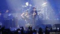 Potret Aksi Panggung God Bless di Konser Emas 50 Tahun Berkarya