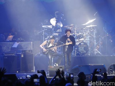 Potret Aksi Panggung God Bless di Konser Emas 50 Tahun Berkarya