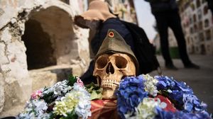 Potret Tradisi Unik Menghias Tengkorak di Bolivia