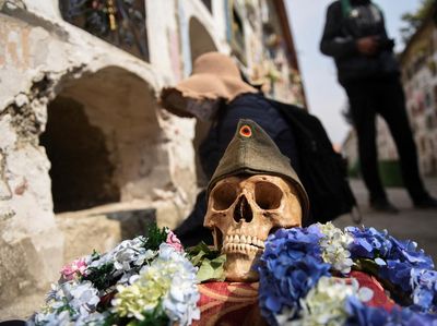 Potret Tradisi Unik Menghias Tengkorak di Bolivia