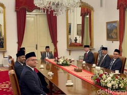 Presiden FIFA Berpeci Hitam Saat Terima Bintang Jasa dari Jokowi