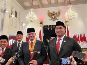 Terima Kasih ke Jokowi, Presiden FIFA Merasa Terhormat Dapat Bintang Jasa
