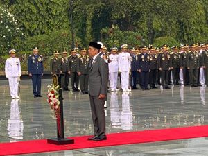 Jokowi Pimpin Upacara Hari Pahlawan di TMP Kalibata
