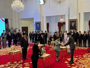 Jokowi Resmi Beri Gelar Pahlawan Nasional ke 6 Tokoh