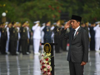 Lihat Lagi Momen Jokowi Pimpin Upacara Hari Pahlawan di TMP Kalibata