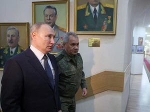 Putin Mendadak ke Markas Militer Rusia yang Awasi Invasi Ukraina Putin Mendadak ke Markas Militer Rusia yang Awasi Invasi Ukraina