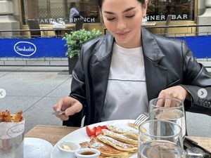 Ririn Ekawati Asyik Makan Sandwich dan Pancake di New York