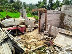 Petang Mencekam Saat Puting Beliung Rusak Ratusan Rumah di Sukabumi