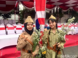 Pakaian Ala Pejuang Bikin Semangat Pelajar Surabaya Membara di Hari Pahlawan Pakaian Ala Pejuang Bikin Semangat Pelajar Surabaya Membara di Hari Pahlawan