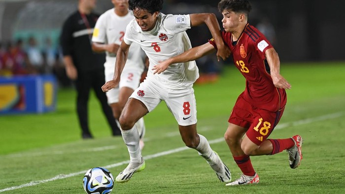 Pesepak bola Timnas Kanada Jeevan Badwal (kiri) berebut bola dengan pesepak bola Timnas Spanyol Quim Junyent (kiri) pada pertandingan Grup B Piala Dunia U-17 di Stadion Manahan, Solo, Jawa Tengah, Jumat (10/11/2023). ANTARA FOTO/Mohammad Ayudha/rwa.