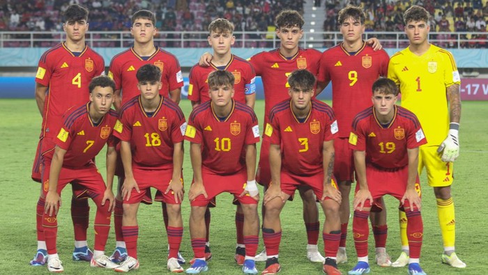 Pesepak bola Timnas Kanada Jeevan Badwal (kiri) berebut bola dengan pesepak bola Timnas Spanyol Quim Junyent (kiri) pada pertandingan Grup B Piala Dunia U-17 di Stadion Manahan, Solo, Jawa Tengah, Jumat (10/11/2023). ANTARA FOTO/Mohammad Ayudha/rwa.