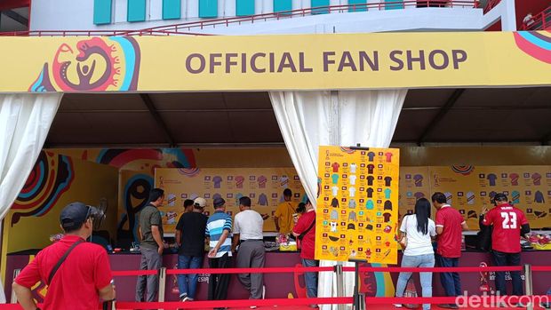 Stadion Gelora Bung Tomo Ramai Suporter