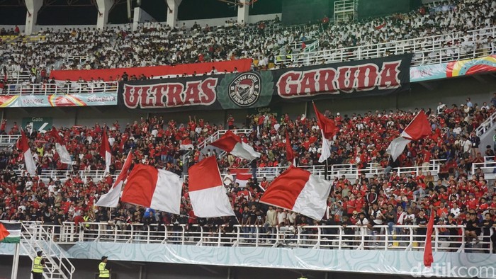 Suporter Timnas Indonesia U-17 di Stadion GBT, Jumat (10/11/2023).