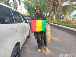 Dukung Timnya di Piala Dunia U-17, Suporter Mali Pakai Baju Tradisional