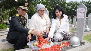 Tabur Bunga Peringati Hari Pahlawan di TMP Kalibata