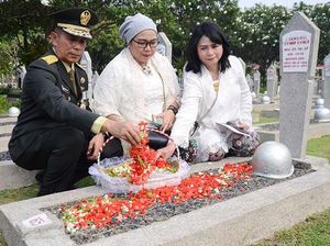 Tabur Bunga Peringati Hari Pahlawan di TMP Kalibata Tabur Bunga Peringati Hari Pahlawan di TMP Kalibata