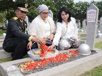 Tabur Bunga Peringati Hari Pahlawan di TMP Kalibata