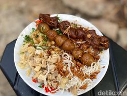 Uniknya Bubur Ayam Pak Bakir Pakai Suun Goreng, Ludes 2 Jam!