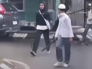 Viral Pelajar Diduga Mau Tawuran Ancam Sekuriti Pakai Sajam di Jakbar