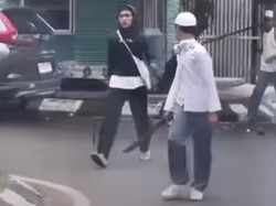 Viral Pelajar Diduga Mau Tawuran Ancam Sekuriti Pakai Sajam di Jakbar
