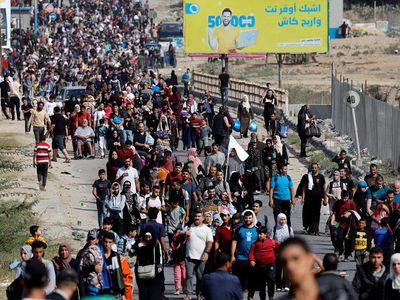 Potret Warga Palestina Berbondong-bondong Tinggalkan Gaza