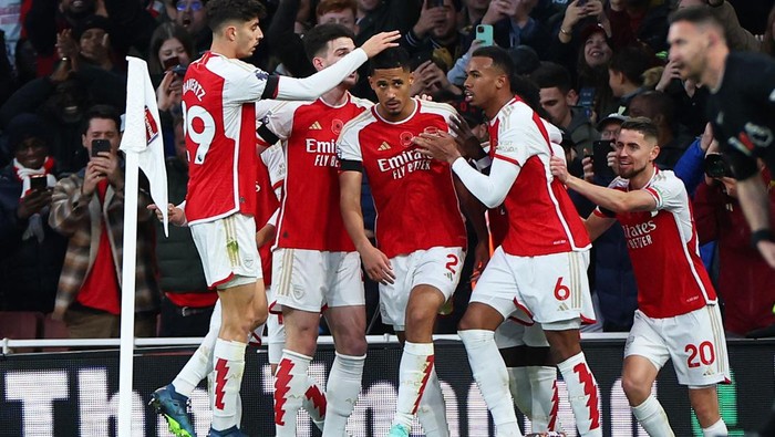 Soccer Football - Premier League - Arsenal v Burnley - Emirates Stadium, London, Britain - November 11, 2023  Arsenals William Saliba celebrates scoring their second goal with teammates REUTERS/Toby Melville NO USE WITH UNAUTHORIZED AUDIO, VIDEO, DATA, FIXTURE LISTS, CLUB/LEAGUE LOGOS OR LIVE SERVICES. ONLINE IN-MATCH USE LIMITED TO 45 IMAGES, NO VIDEO EMULATION. NO USE IN BETTING, GAMES OR SINGLE CLUB/LEAGUE/PLAYER PUBLICATIONS.