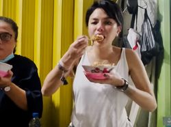 Doyan Bubur Ayam, 5 Artis Ini Tak Sungkan Makan di Kaki Lima