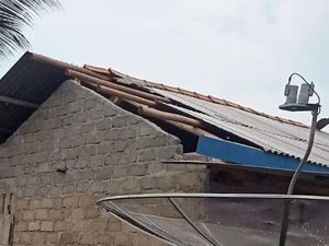 Hujan Petir di Bangka Tengah, Belasan Atap Rumah Rusak dan 1 Warga Tewas