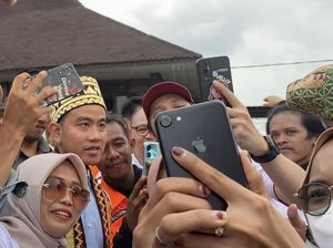 Gibran Jadi Rebutan Selfie Relawan Setiba di Bandara Radin Inten Lampung