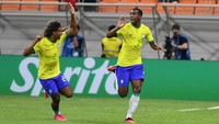 Brasil tampil mendominasi di babak pertama. Meski begitu, mereka baru berhasil memecah kebuntuan di menit ke-28 lewat gol Rayan Vitor. Sementara gol kedua Brasil tercipta lewat gol lewat bunuh diri Abolfazl Zamani. Antara Foto/Akbar Nugroho Gumay.