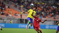 Yaghoob Barajeh berebut bola dengan Da Mata. Dalam pertandingan ini, Yaghoob Barajeh berhasil mencetak gol ke gawang Brasil di menit ke-54. Antara Foto/Akbar Nugroho Gumay.