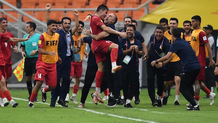 Kejutan hadir di penyisihan Grup C Piala Dunia U-17 2023. Juara bertahan Brasil membuang keunggulan dua gol di babak pertama dan akhirnya menyerah 2-3 di tangan Iran.