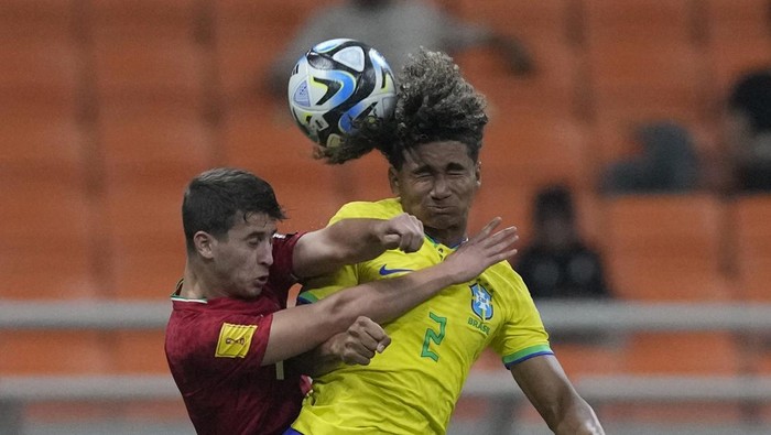 Brazils Pedro Lima battles for the ball against Irans Mahan Sadeghi during the FIFA U-17 World Cup Group C soccer match between Brazil and Iran at Jakarta International Stadium in Jakarta, Indonesia, Saturday, Nov. 11, 2023. (AP Photo/Achmad Ibrahim)
