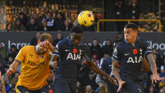 Wolverhampton Wanderers Craig Dawson, left, duels for the ball with Tottenhams Pape Matar Sarr, center, and Tottenhams Pedro Porro during the English Premier League soccer match between Wolverhampton Wanderers and Tottenham, at the Molineux Stadium, in Wolverhampton, England, Saturday, Nov. 11, 2023. (AP Photo/Rui Vieira)