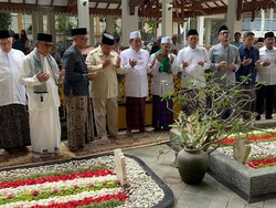 Prabowo Ziarah ke Makam Pendiri NU dan Bertemu Ulama Se-Jatim