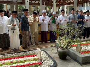 Prabowo Ziarah ke Makam Pendiri NU dan Bertemu Ulama Se-Jatim Prabowo Ziarah ke Makam Pendiri NU dan Bertemu Ulama Se-Jatim