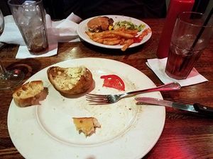 Duh! Pria Ini Lahap Makanan Sisa Milik Orang Lain Saat Kencan