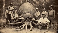 Foto Lawas Bangsawan Thailand Berburu Monster, Asli atau AI?