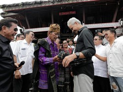 Diikatkan Kain Ulos, Ganjar Siap Bekerja Bersama Warga Simalungun