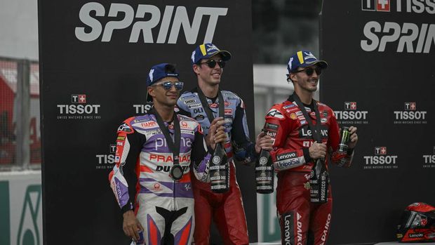 Gresini Racing MotoGP's Spanish rider Alex Marquez (C) celebrates winning the Tissot Sprint race next to second place Prima Pramac's Spanish rider Jorge Martin (L) and third place Ducati Lenovo Team's Italian rider Francesco Bagnaia (R) at the MotoGP Malaysian Grand Prix at the Sepang International Circuit in Sepang on November 11, 2023. (Photo by MOHD RASFAN / AFP)