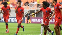 Dalam pertandingan ini, timnas Inggris menjebol gawang Kaledonia Baru lewat Reiss Russell-Denny, Justin Oboavwoduo (dua gol), Dibling, Josh Acheampong, Samuel Amo-Ameyaw, Ethan Nwaneri, Michael Golding, Harrison Murray-Campbell, dan Finley McAllister. Antara Foto/Sigid Kurniawan.