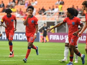 Inggris Pesta Gol di JIS