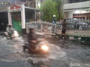Jalan Leuwipanjang Bandung Mendadak Jadi Pantai Mini