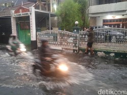 Jalan Leuwipanjang Bandung Mendadak Jadi Pantai Mini